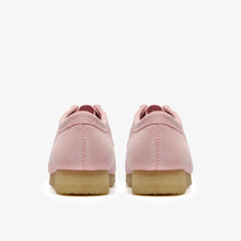 Laden Sie das Bild in den Galerie-Viewer, Clarks - Wallabee - Hellrosa Wildleder Schuhe Clarks
