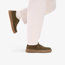 Laden Sie das Bild in den Galerie-Viewer, Clarks - Torhill Lo - Olivgrünes Veloursleder
