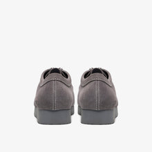 Laden Sie das Bild in den Galerie-Viewer, Clarks - Wallabee Lite - Graues Veloursleder
