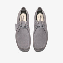 Laden Sie das Bild in den Galerie-Viewer, Clarks - Wallabee Lite - Graues Veloursleder

