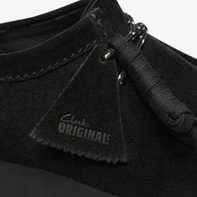 Laden Sie das Bild in den Galerie-Viewer, Clarks - Wallabee Lite - Schwarz/Schwarzes Wildleder
