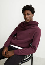 Laden Sie das Bild in den Galerie-Viewer, Armedangels - Baaro Fleece Sweatshirt - Dark Cranberry Pullover Armedangels
