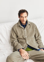 Laden Sie das Bild in den Galerie-Viewer, Armedangels - RELAXED CORD JACKE - light sage
