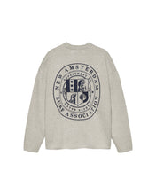 Laden Sie das Bild in den Galerie-Viewer, New Amsterdam - KNITTED STAMP CREWNECK GREY - MELANGE

