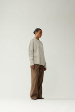Laden Sie das Bild in den Galerie-Viewer, New Amsterdam - KNITTED STAMP CREWNECK GREY - MELANGE
