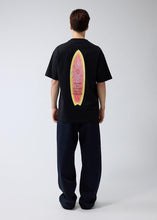 Laden Sie das Bild in den Galerie-Viewer, New Amsterdam - Surfboard Tee - Black T-Shirts New Amsterdam
