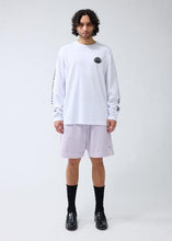 Laden Sie das Bild in den Galerie-Viewer, New Amsterdam - LOGO LONGSLEEVE - WHITE
