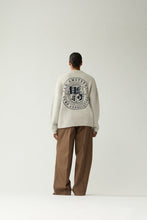 Laden Sie das Bild in den Galerie-Viewer, New Amsterdam - KNITTED STAMP CREWNECK GREY - MELANGE
