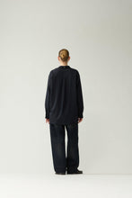 Laden Sie das Bild in den Galerie-Viewer, New Amsterdam - WOOL OVERSIZED BUTTON-UP - NAVY
