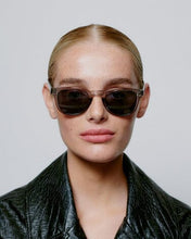 Laden Sie das Bild in den Galerie-Viewer, A. Kjærbede - Bate Sunglasses - Grey Transparent Accessoires A. Kjærbede
