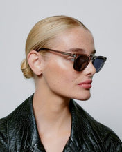 Laden Sie das Bild in den Galerie-Viewer, A. Kjærbede - Bate Sunglasses - Grey Transparent Accessoires A. Kjærbede
