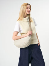 Laden Sie das Bild in den Galerie-Viewer, Aevor - Bike Sling Bag - Off-White Accessoires Aevor
