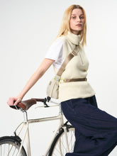 Laden Sie das Bild in den Galerie-Viewer, Aevor - Bike Sling Bag - Off-White Accessoires Aevor
