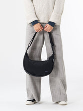 Laden Sie das Bild in den Galerie-Viewer, Aevor - Bike Sling Bag - Black Accessoires Aevor
