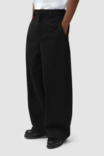 Laden Sie das Bild in den Galerie-Viewer, Arte Antwerp - Wool Pleated Pants - Black Hosen Arte Antwerp
