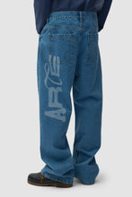 Laden Sie das Bild in den Galerie-Viewer, Arte Antwerp - Uniform Denim Pants - Denim Bleach
