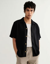 Laden Sie das Bild in den Galerie-Viewer, Wax London - Curzon - Lyocell Twill Short-Sleeve Shirt - Black Hemden Wax London

