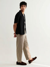 Laden Sie das Bild in den Galerie-Viewer, Wax London - Curzon - Lyocell Twill Short-Sleeve Shirt - Black Hemden Wax London
