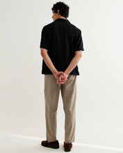 Laden Sie das Bild in den Galerie-Viewer, Wax London - Curzon - Lyocell Twill Short-Sleeve Shirt - Black Hemden Wax London
