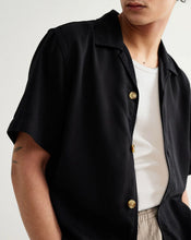Laden Sie das Bild in den Galerie-Viewer, Wax London - Curzon - Lyocell Twill Short-Sleeve Shirt - Black Hemden Wax London

