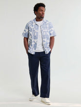 Laden Sie das Bild in den Galerie-Viewer, Wax London - Didcot - Ecru And Blue Geometric Embroidered Short-Sleeve Shirt Hemden Wax London
