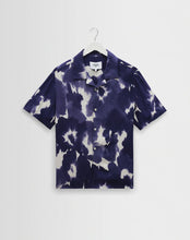 Laden Sie das Bild in den Galerie-Viewer, Wax London - Didcot Short-Sleeve Shirt, Blue And White Floral Viscose Hemden Wax London

