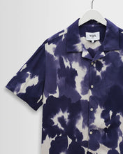 Laden Sie das Bild in den Galerie-Viewer, Wax London - Didcot Short-Sleeve Shirt, Blue And White Floral Viscose Hemden Wax London
