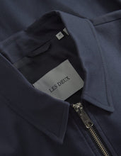 Laden Sie das Bild in den Galerie-Viewer, Les Deux - Como Cotton Coach Jacket - Dark Navy Jacken Les Deux
