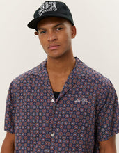 Laden Sie das Bild in den Galerie-Viewer, Les Deux - Foulard AOP SS Shirt - Dark Navy Hemden Les Deux
