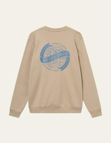 Les Deux - Globe Sweatshirt - Light Desert Sand / Washed Denim Blue Sweatshirts Les Deux