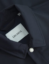 Laden Sie das Bild in den Galerie-Viewer, Les Deux - Idris Coach Jacket - Dark Navy Jacken Les Deux
