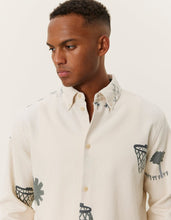 Laden Sie das Bild in den Galerie-Viewer, Les Deux - Karl AOP Shirt 2.0 - Ivory/Grey Hemden Les Deux
