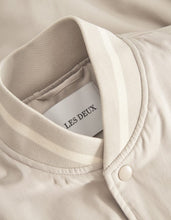 Laden Sie das Bild in den Galerie-Viewer, Les Deux - Tech Varsity Jacket - Light Sand Jacken Les Deux
