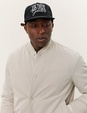 Laden Sie das Bild in den Galerie-Viewer, Les Deux - Tech Varsity Jacket - Light Sand Jacken Les Deux
