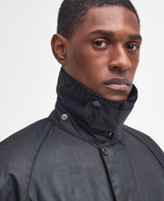 Laden Sie das Bild in den Galerie-Viewer, Barbour - Wachsjacke Beaufort - Black Jacken Barbour

