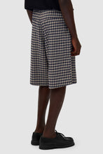 Laden Sie das Bild in den Galerie-Viewer, Arte Antwerp - Plaid Short - Cream/Navy Hosen Arte Antwerp
