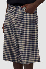 Laden Sie das Bild in den Galerie-Viewer, Arte Antwerp - Plaid Short - Cream/Navy Hosen Arte Antwerp
