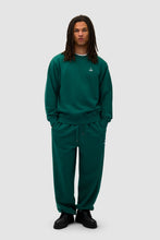 Laden Sie das Bild in den Galerie-Viewer, Arte Antwerp - Heart Crewneck - Green Pullover Arte Antwerp
