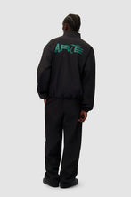 Laden Sie das Bild in den Galerie-Viewer, Arte Antwerp - Green Logo Jacket - Black Jacken Arte Antwerp
