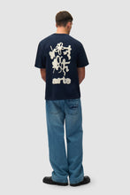 Laden Sie das Bild in den Galerie-Viewer, Arte Antwerp - Blurry Back Print - navy T-Shirts Arte Antwerp

