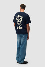 Laden Sie das Bild in den Galerie-Viewer, Arte Antwerp - Blurry Back Print - navy T-Shirts Arte Antwerp

