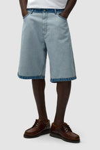 Laden Sie das Bild in den Galerie-Viewer, Arte Antwerp - Denim Inside/Out Shorts - Bleach Hosen Arte Antwerp
