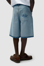 Laden Sie das Bild in den Galerie-Viewer, Arte Antwerp - Denim Inside/Out Shorts - Bleach Hosen Arte Antwerp

