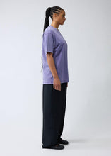 Laden Sie das Bild in den Galerie-Viewer, New Amsterdam - Logo Tee - Purple Haze T-Shirts New Amsterdam
