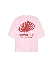 Laden Sie das Bild in den Galerie-Viewer, New Amsterdam - CORPORATE LOGO TEE PINK LADY T-Shirts New Amsterdam

