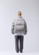 Laden Sie das Bild in den Galerie-Viewer, New Amsterdam - Reversible Safety Jacket - Silver Rand Jacken New Amsterdam
