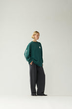 Laden Sie das Bild in den Galerie-Viewer, New Amsterdam - LOGO LONGSLEEVE - BOTTLE GREEN
