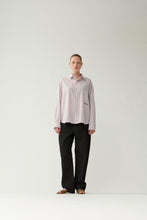 Laden Sie das Bild in den Galerie-Viewer, New Amsterdam - BEACH SHIRT BEACH SHIRT WHITE / Red Stripe
