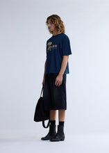 Laden Sie das Bild in den Galerie-Viewer, New Amsterdam - RESORTS TEE NAVY BLAZER T-Shirts New Amsterdam
