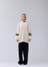 Laden Sie das Bild in den Galerie-Viewer, New Amsterdam - Name Crew Knit - Ecru/Black Pullover New Amsterdam
